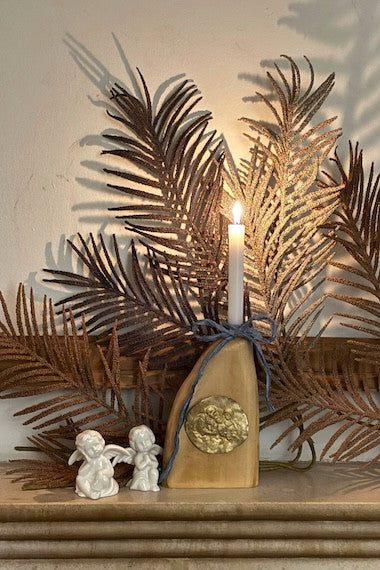 Candelabro de madera de tilo con medallón de la Sagrada Familia en latón. Hecho artesanalmente en España por Sandra Bellew.
