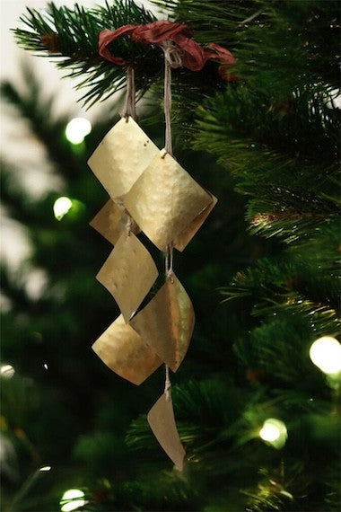 Adorno navideño en latón. Hecho artesanalmente en España por Sandra Bellew.