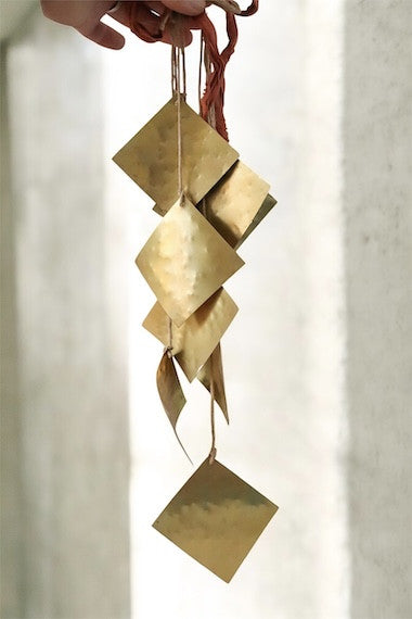 Adorno navideño en latón. Hecho artesanalmente en España por Sandra Bellew.