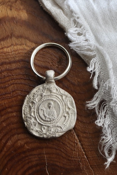 Llavero rústico de Santa Elena en plata. Hecho artesanalmente en España por Sandra Bellew.