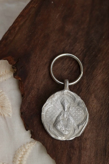Llavero rústico de San Fermín en plata. Hecho artesanalmente en España por Sandra Bellew.