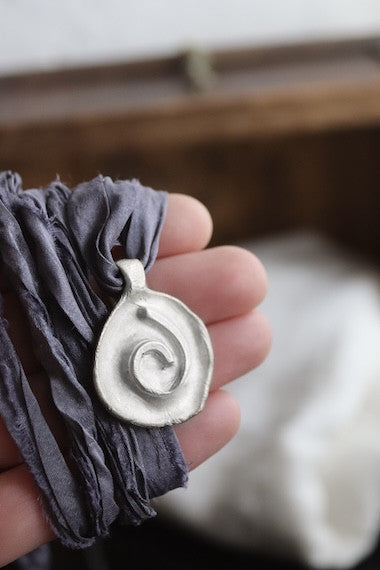 Colgante rústico de espiral celta en plata. Hecho artesanalmente en España por Sandra Bellew.