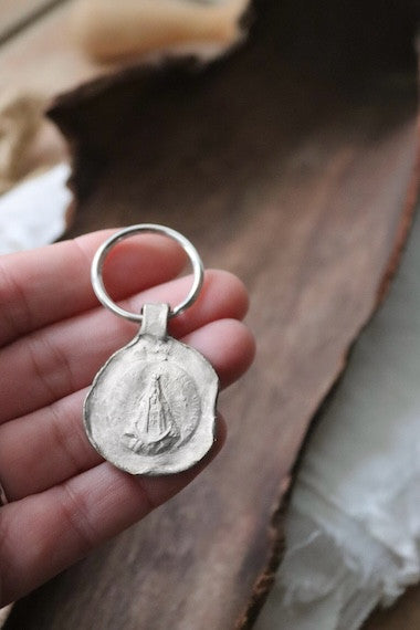 Llavero rústico de la Virgen del Juncal en plata. Hecho artesanalmente en España por Sandra Bellew.