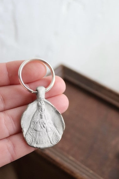 Llavero rústico de la Virgen de los Reyes en plata. Hecho artesanalmente en España por Sandra Bellew.
