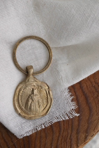 Llavero rústico de la Virgen de las Victorias en latón. Hecho artesanalmente en España por Sandra Bellew.
