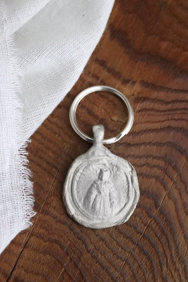 Llavero rústico de la Virgen de las Victorias en latón. Hecho artesanalmente en España por Sandra Bellew.