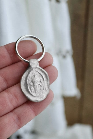 Llavero rústico de la Virgen Desatanudos en plata. Hecho artesanalmente en España por Sandra Bellew.