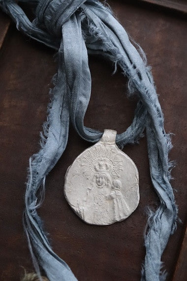 Medalla rústica de la Virgen de Gracia en plata. Hecha artesanalmente en España por Sandra Bellew.