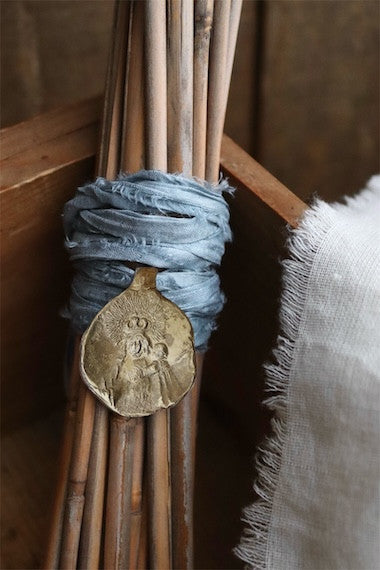 Medalla rústica de la Virgen de Gracia en latón. Hecha artesanalmente en España por Sandra Bellew.