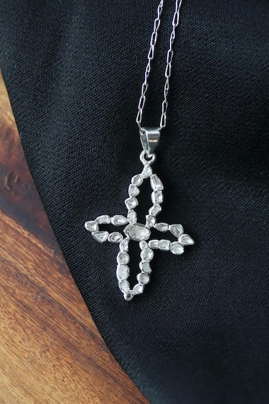 Colgante de Diamantes con forma de Cruz. Diseñado por Sandra Bellew.
