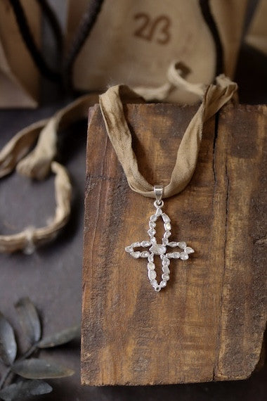 Colgante de Diamantes con forma de Cruz. Diseñado por Sandra Bellew.