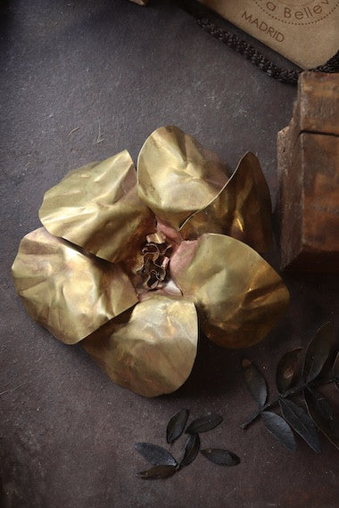 Colgante  XL con forma de flor en latón. Hecho artesanalmente en España por Sandra Bellew.