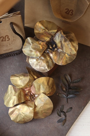 Colgante  XL con forma de flor en latón. Hecho artesanalmente en España por Sandra Bellew.