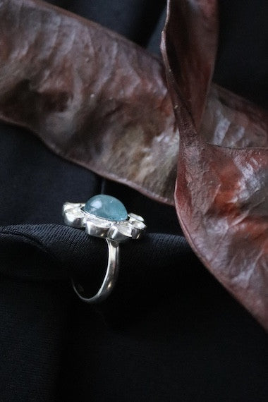 Anillo de diamantes con aguamarina en plata. Diseñado por Sandra Bellew