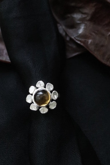 Anillo de diamantes con cuarzo citrino en plata. Diseñado por Sandra Bellew.
