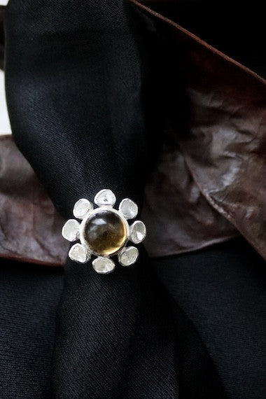 Anillo de diamantes con cuarzo citrino en plata. Diseñado por Sandra Bellew.