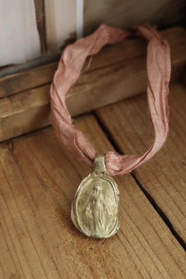 Medalla rústica de la Virgen Milagrosa S en latón. Hecha artesanalmente en España por Sandra Bellew.