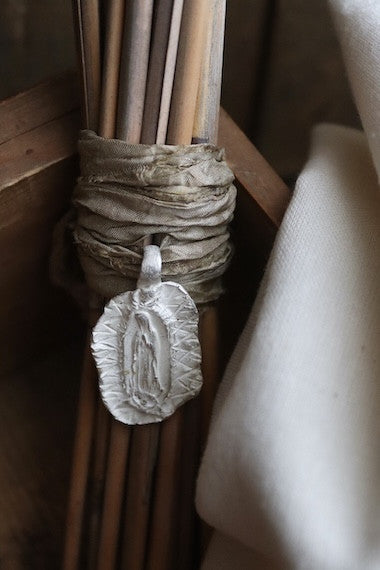 Medalla rústica de la Virgen Guadalupana para ramo de novia en plata. Hecha artesanalmente en España por Sandra Bellew.