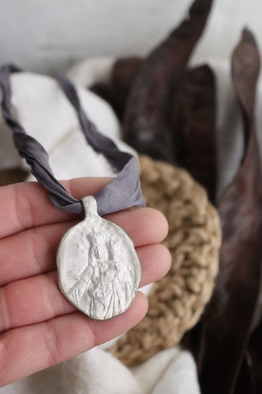 Medalla rústica de la Virgen del Rosario en plata. Hecha artesanalmente en España por Sandra Bellew.