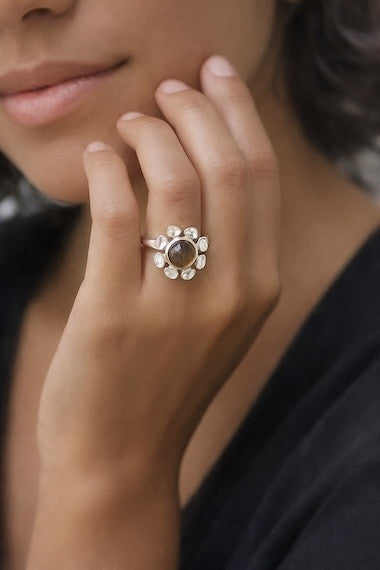 Anillo de diamantes con cuarzo citrino en plata. Diseñado por Sandra Bellew.