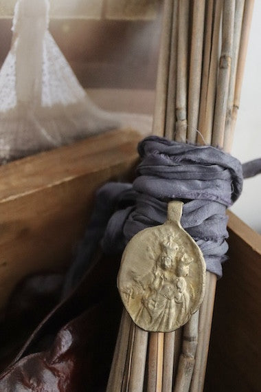 Medalla rústica de la Virgen del Rosario para ramo de novia en latón. Hecha artesanalmente en España por Sandra Bellew.