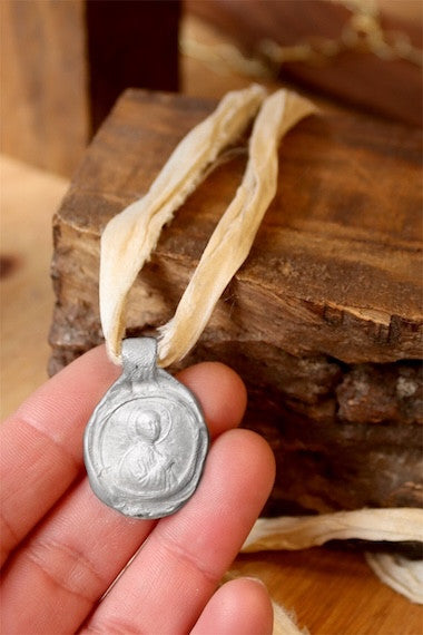 Medalla rústica de Santa Gema en plata. Hecha artesanalmente en España por Sandra Bellew.