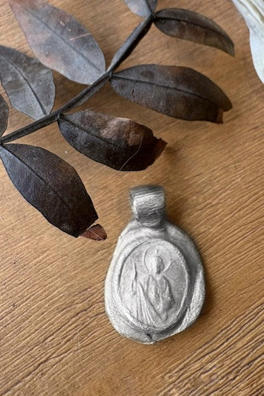 Medalla rústica de San Judas Tadeo en plata. Hecha artesanalmente en España por Sandra Bellew.