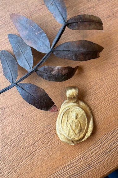 Medalla rústica de San Judas Tadeo en latón. Hecha artesanalmente en España por Sandra Bellew.