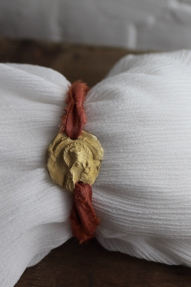 Pulsera rústica de la Virgen de los Desamparados en latón. Hecha artesanalmente en España por Sandra Bellew.