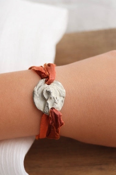 Pulsera rústica de la Virgen de los Desamparados en plata. Hecha artesanalmente en España por Sandra Bellew.