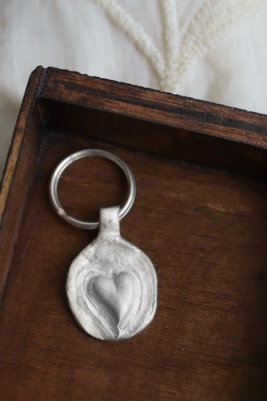 Llavero rústico con imagen de un corazón en plata. Hecho artesanalmente en España por Sandra Bellew.