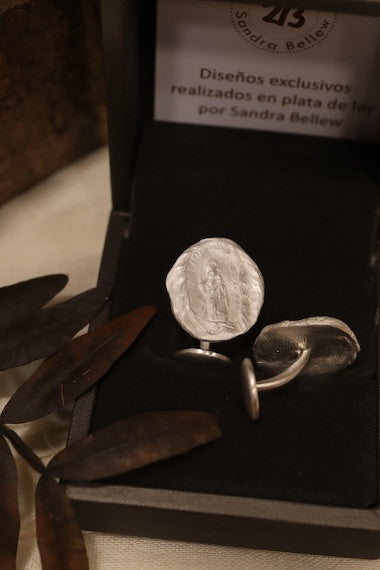 Gemelos rústicos de Santa Marta en latón. Hechos artesanalmente en España por Sandra Bellew.