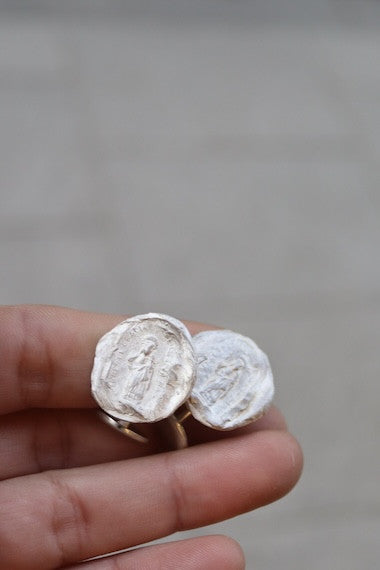 Gemelos rústicos de Santa Marta en plata. Hechos artesanalmente en España por Sandra Bellew.