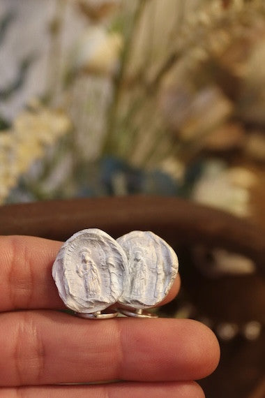 Gemelos rústicos de Santa Marta en plata. Hechos artesanalmente en España por Sandra Bellew.