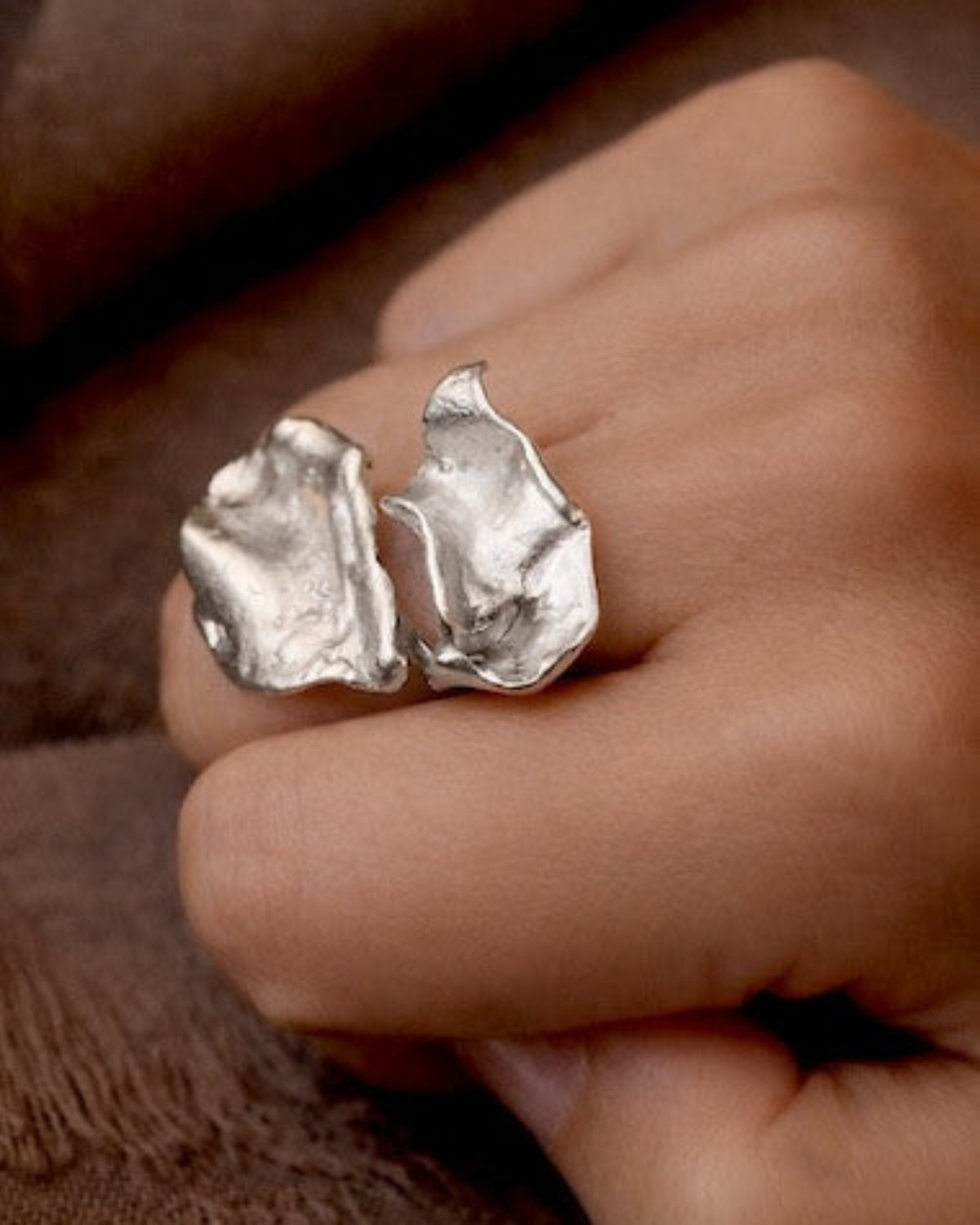 Anillo rústico en plata inspirado en Pino Montesdeoca. Hecho en España por Sandra Bellew.