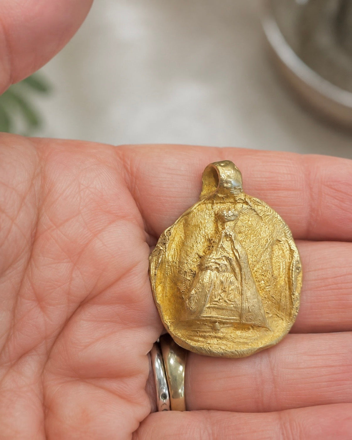 Virgen de Africa Colgante - Latón dorado