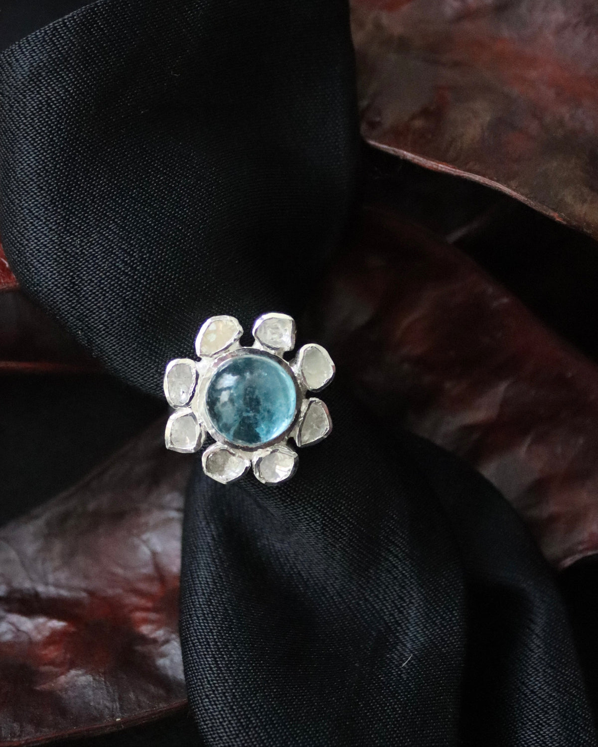 Anillo de diamantes con aguamarina,   en plata. Diseñado por Sandra Bellew.