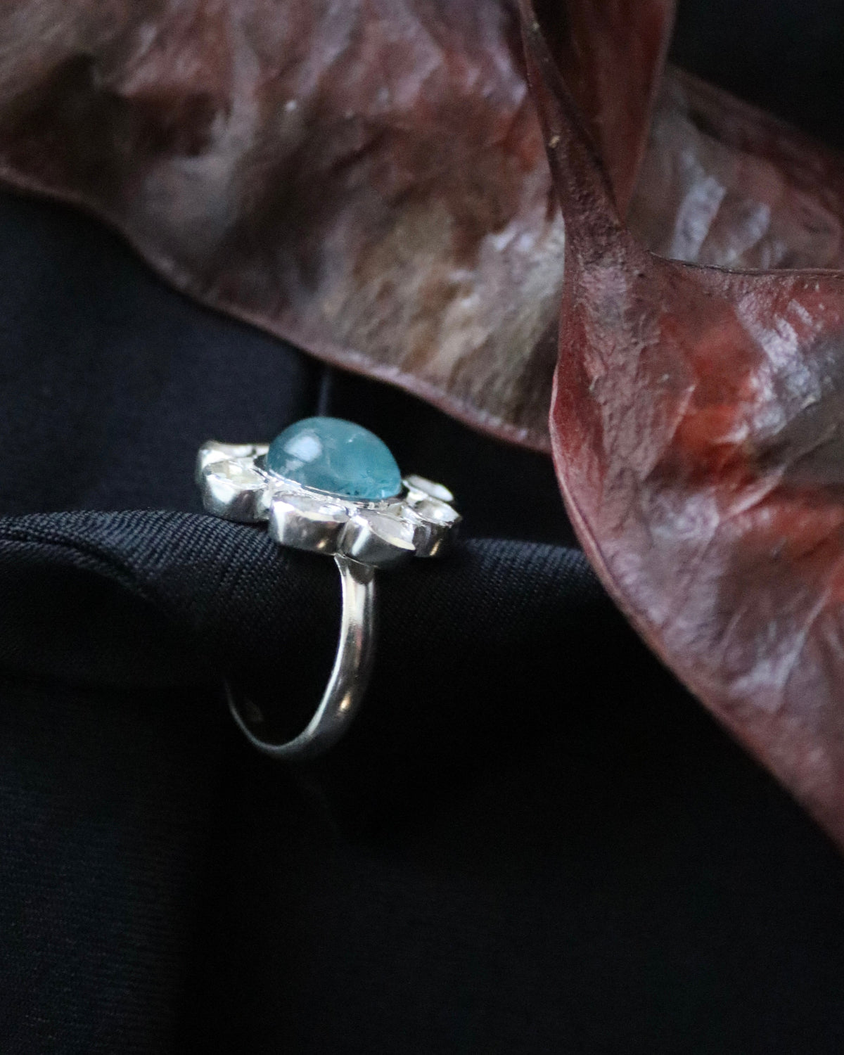 Anillo de diamantes con aguamarina en plata. Diseñado por Sandra Bellew.