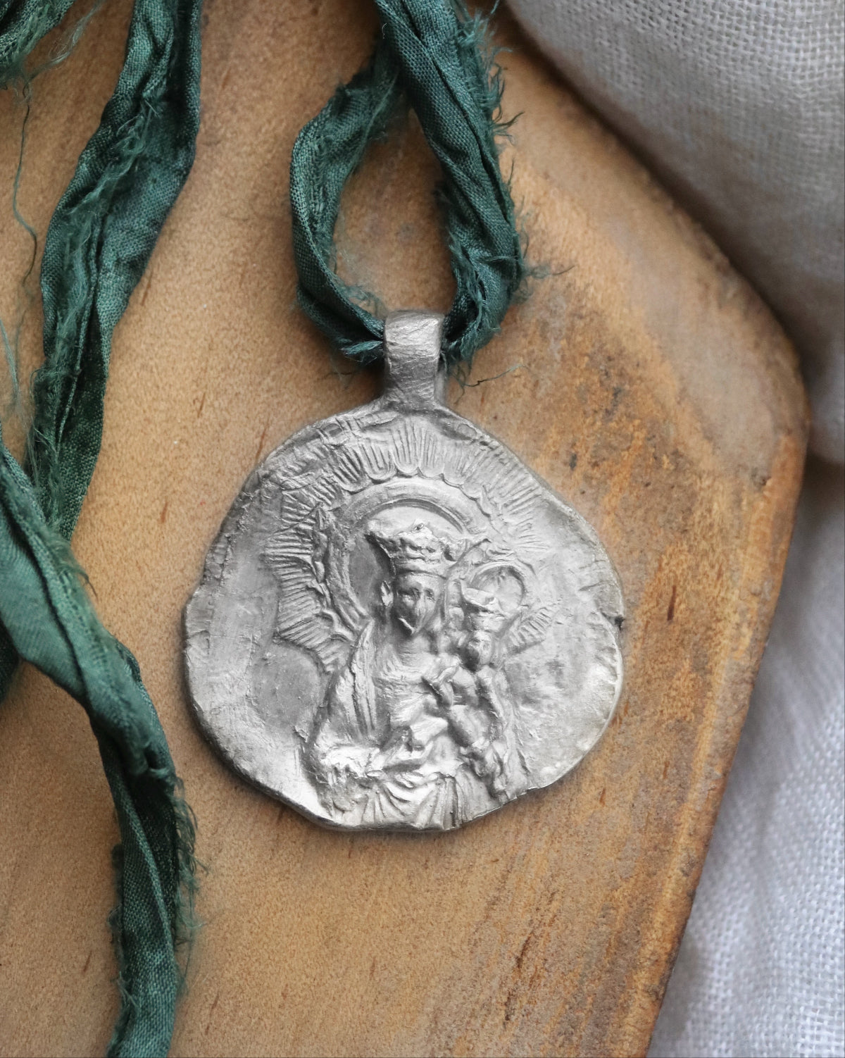 Virgen de la Almudena Colgante - Plata