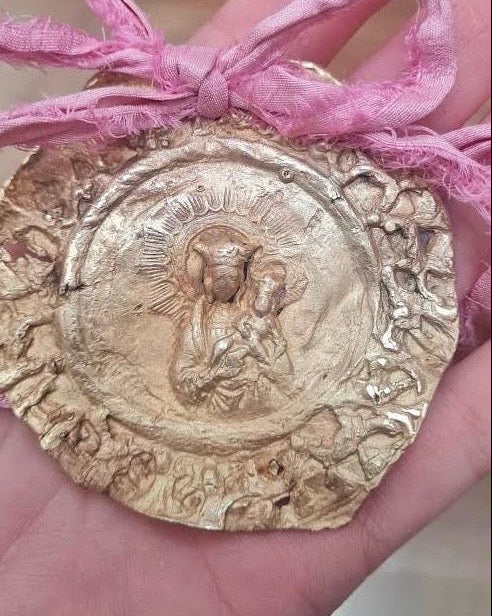 Virgen de la Almudena Cuna - Latón dorado