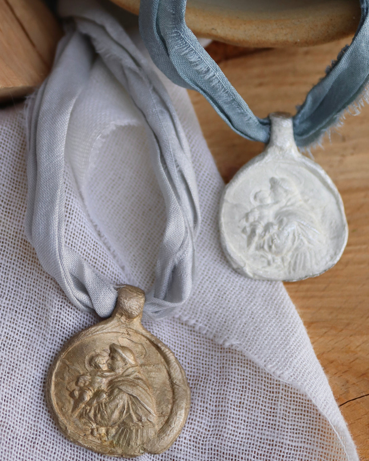 Hanging Saint Anthony - Gold-plated brass