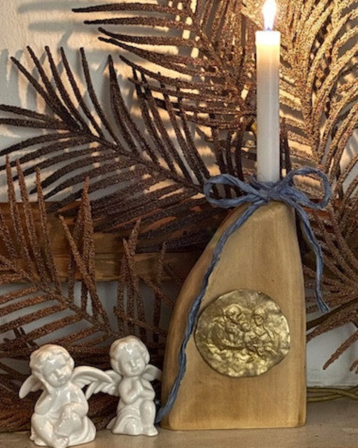 Candelabro de madera de tilo con medallón de la Sagrada Familia en latón. Hecho artesanalmente en España por Sandra Bellew.