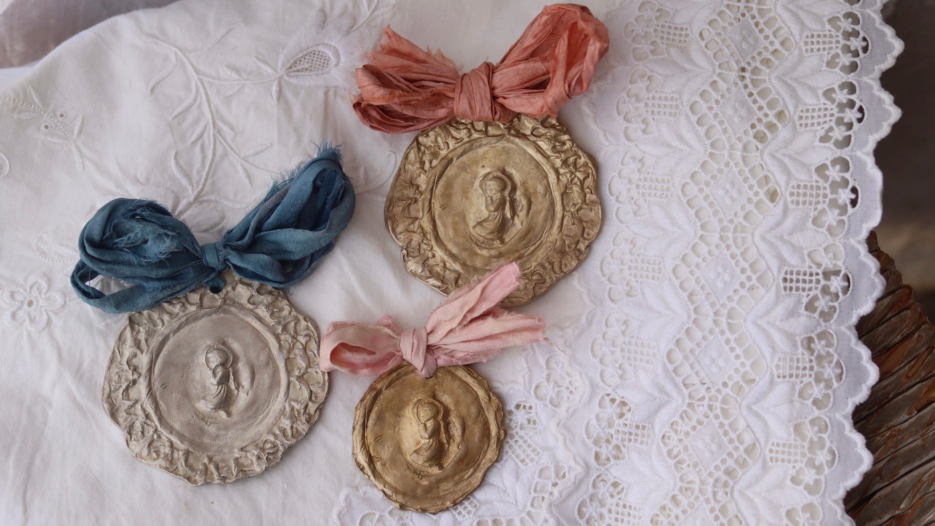 Descubre nuestra colección para nacimientos. Medallas únicas hechas a mano.
