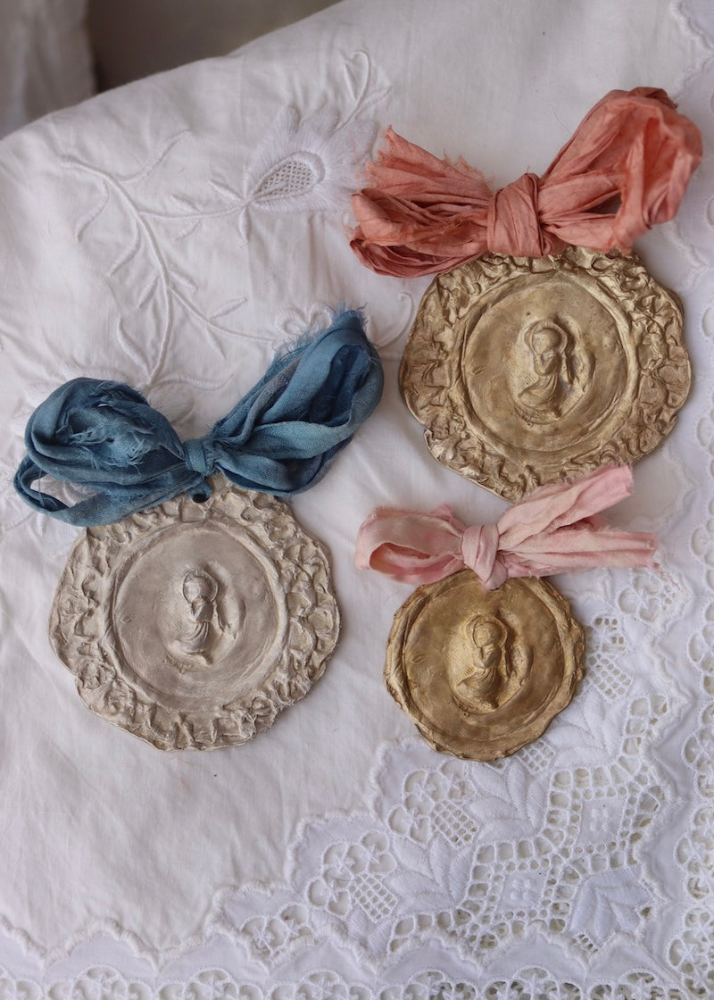 Descubre nuestra colección para nacimientos. Medallas únicas hechas a mano.