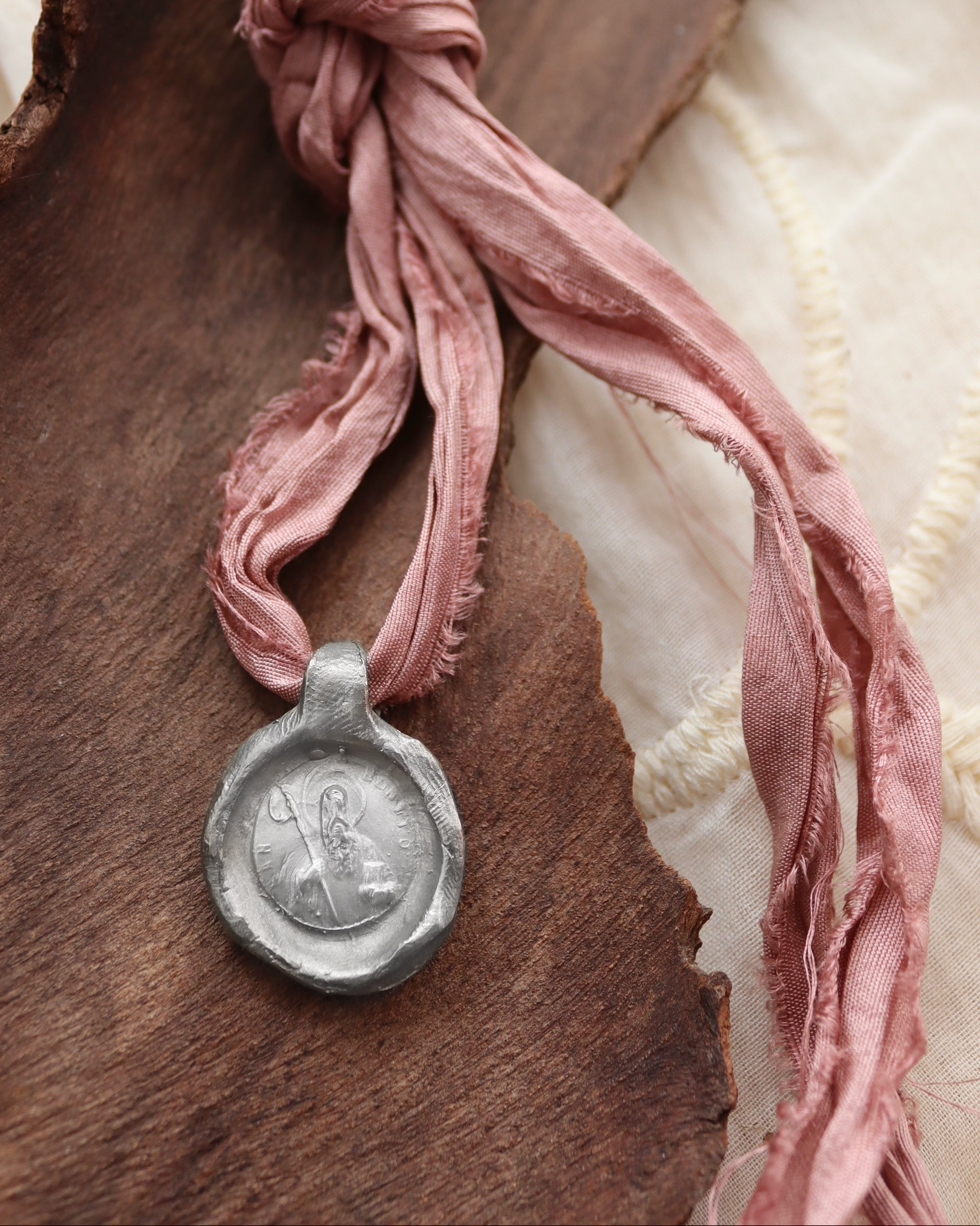 San Benito Colgante - Plata
