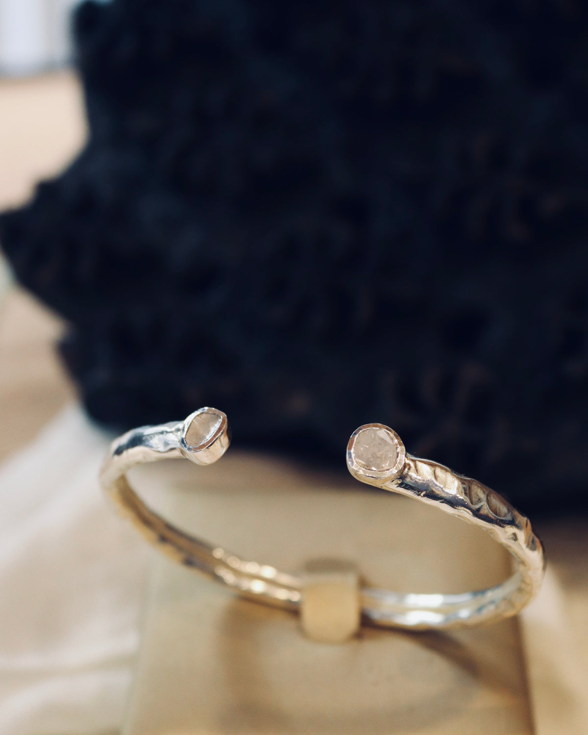 Brazalete luna plata con diamantes en bruto.