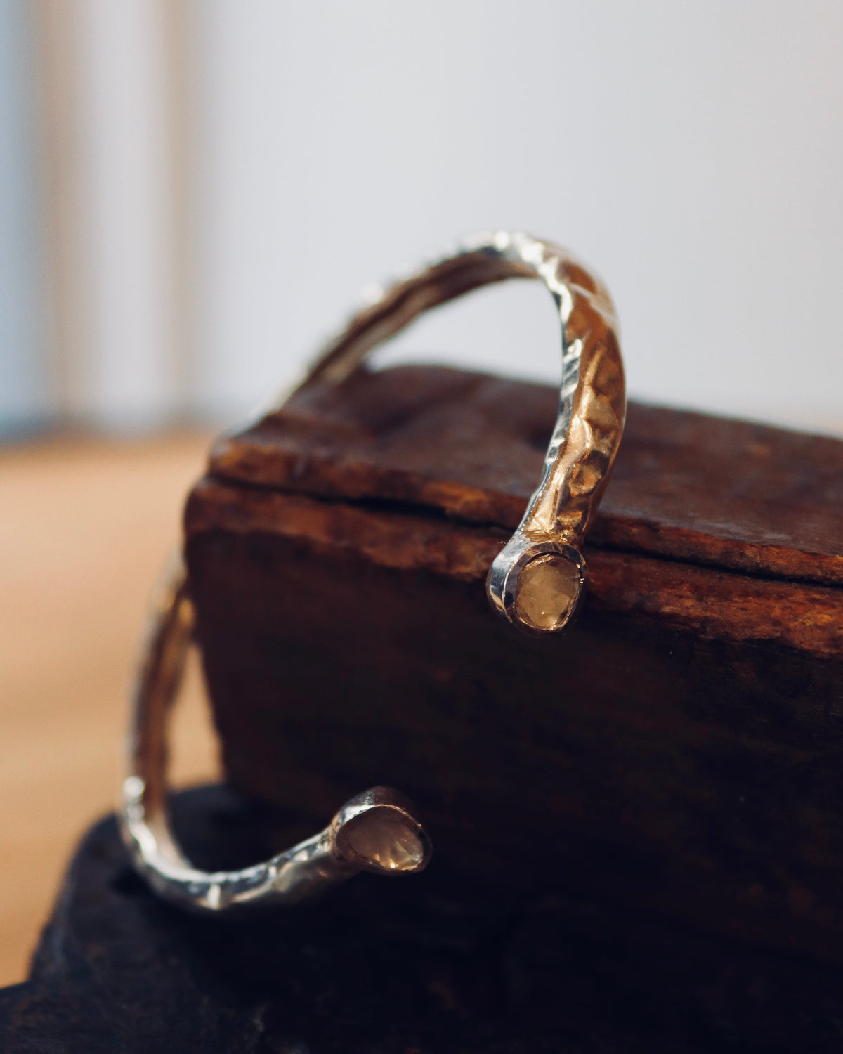 Brazalete luna plata con diamantes en bruto.