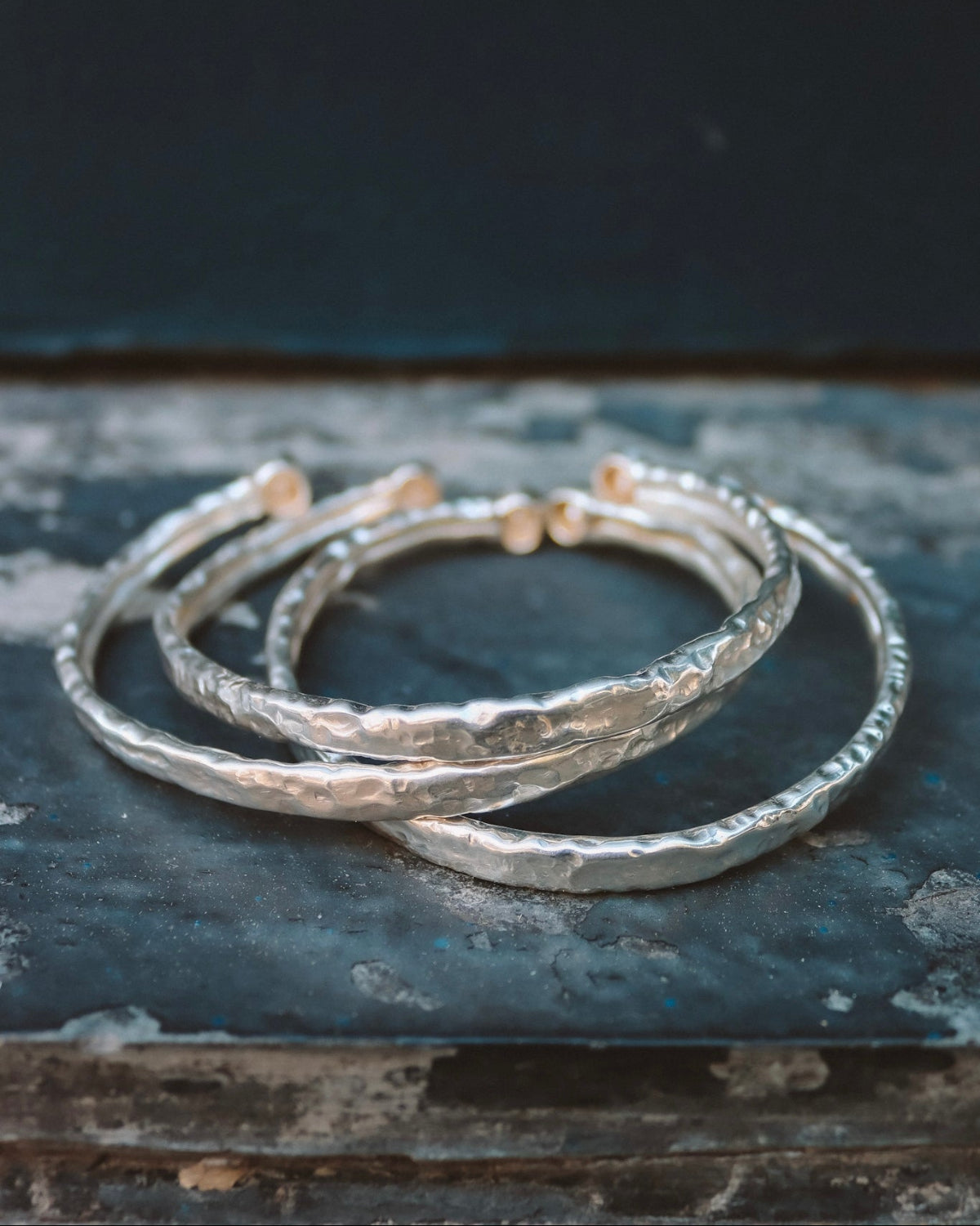 Brazalete luna plata con diamantes en bruto.