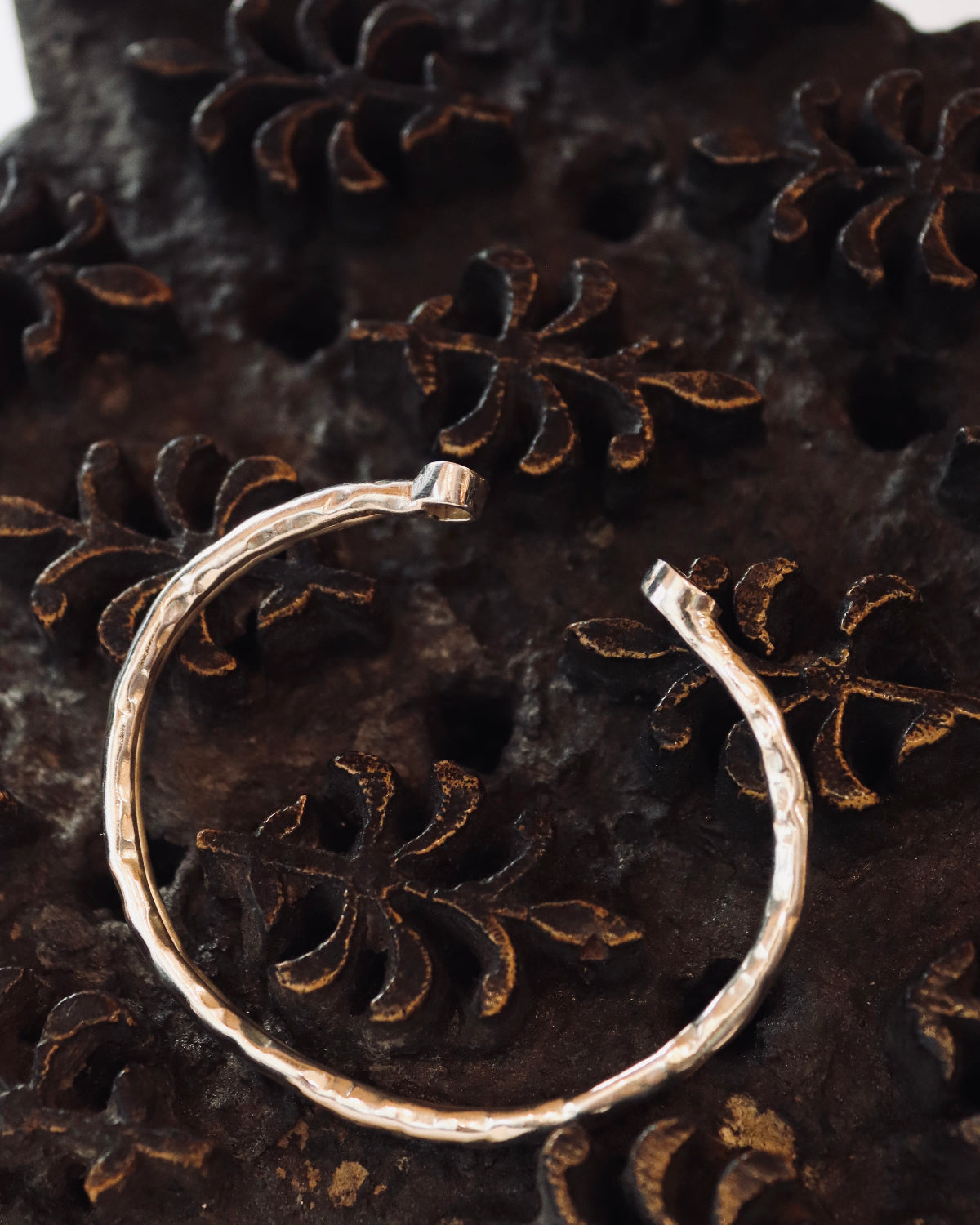 Brazalete luna plata con diamantes en bruto.