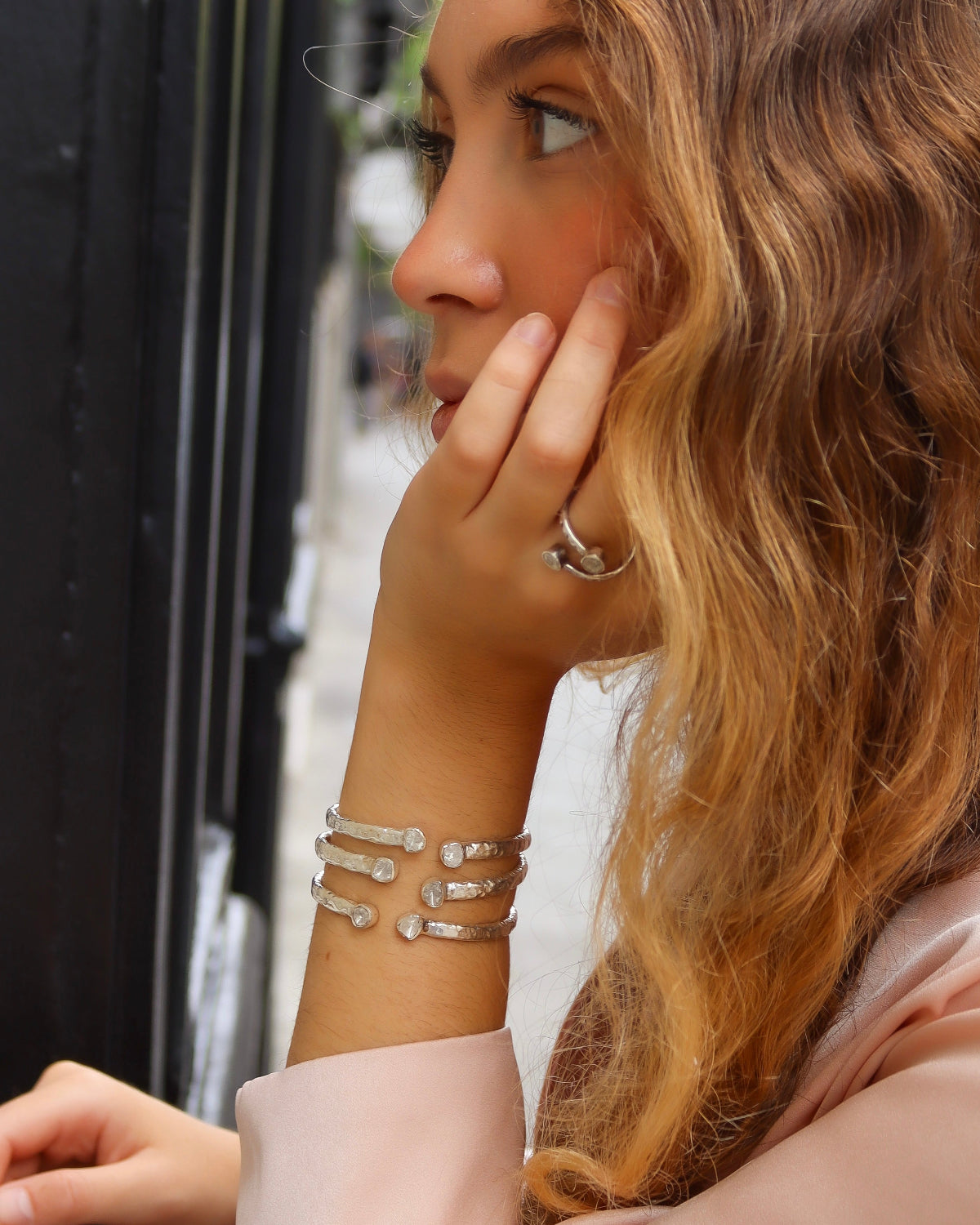 Brazalete luna plata con diamantes en bruto.